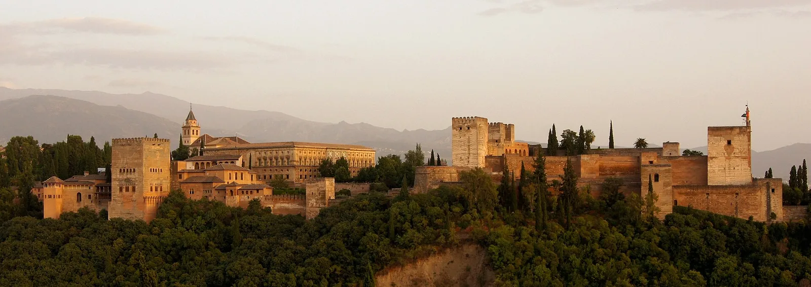 La Alhambra de Granada al atardecer
