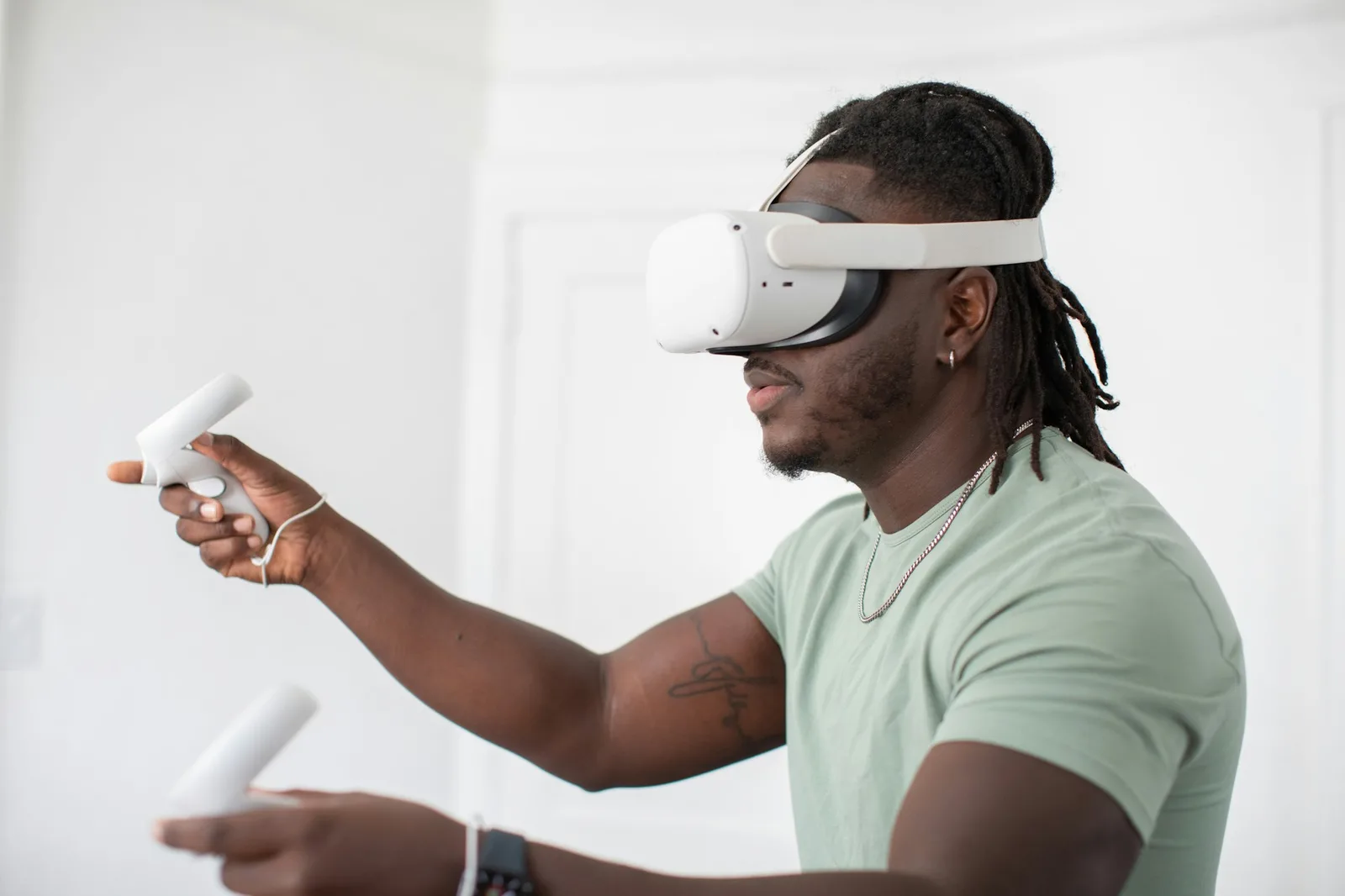 Una persona jugando a un videojuego con unas gafas de realidad virtual
