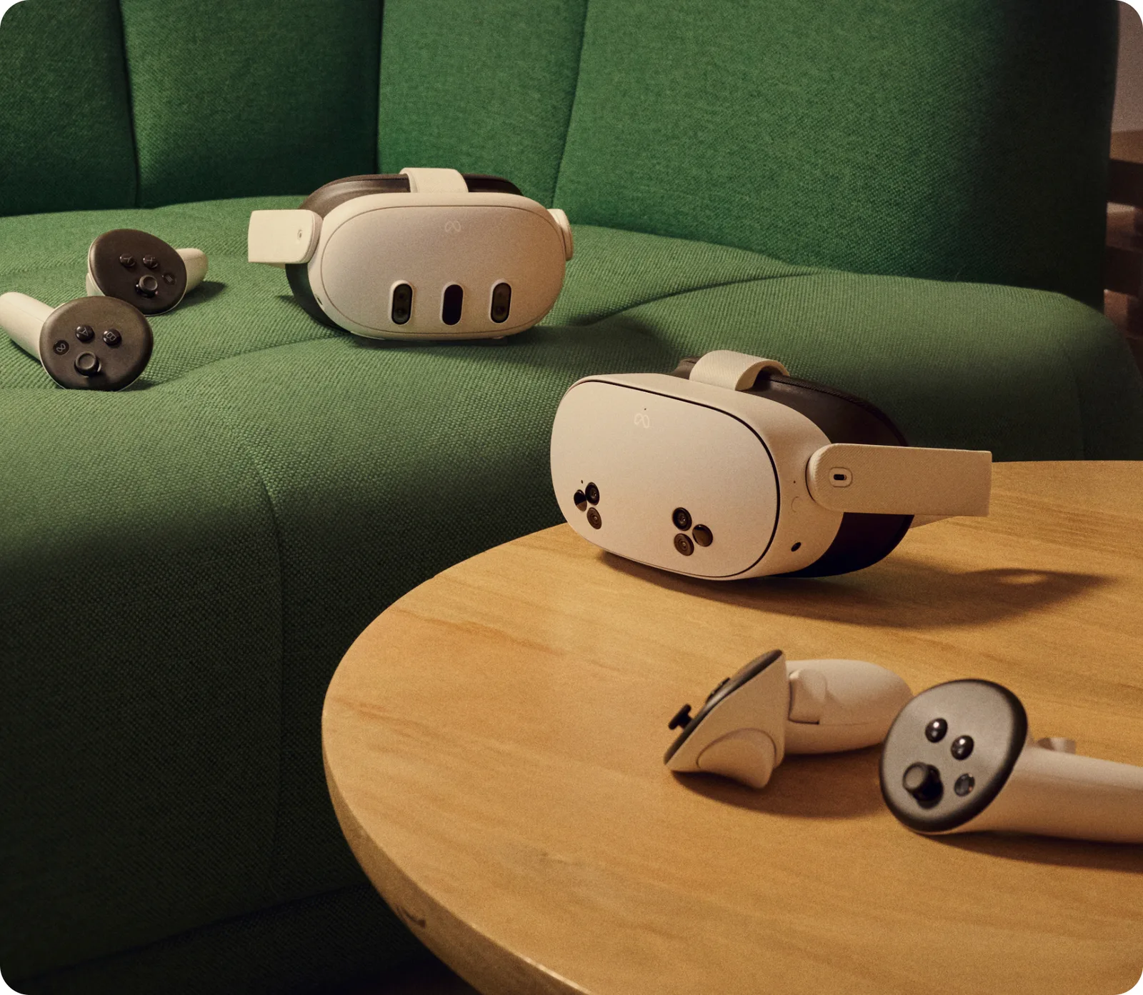 Las gafas de realidad virtual Meta Quest 3S con sus dos mandos