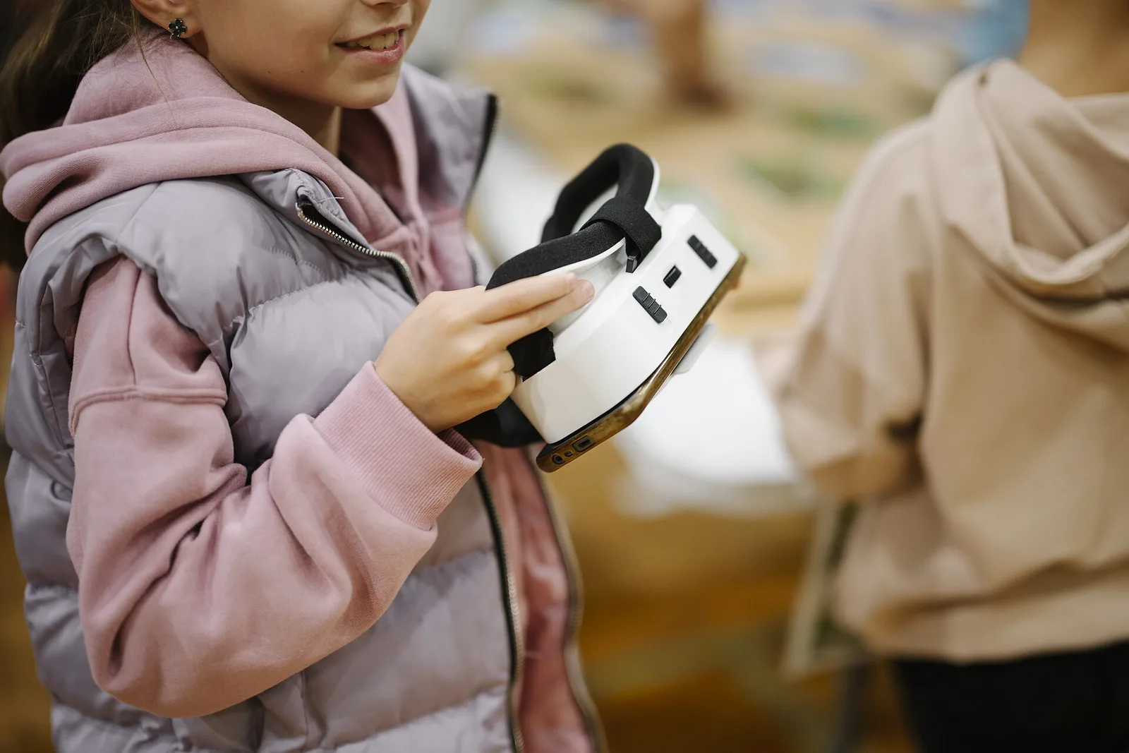 Un niño sonríe con unas gafas de realidad virtual en un aula
