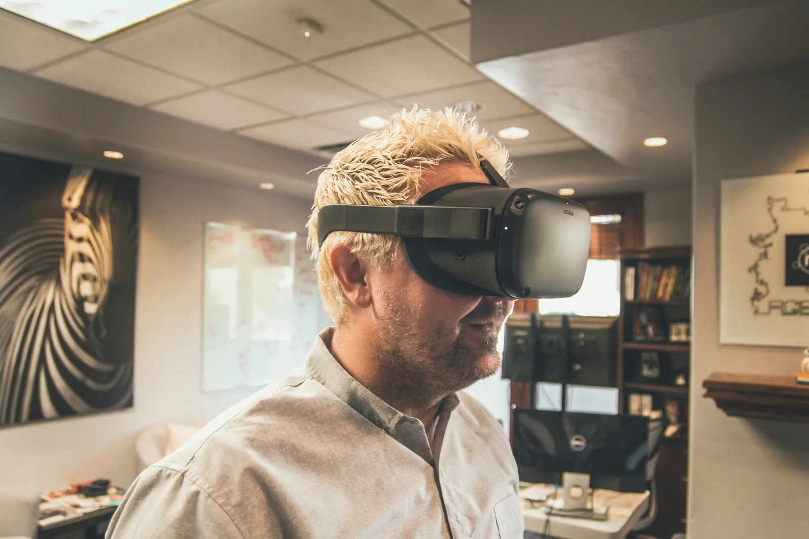 Un hombre de pie con unas gafas de realidad virtual puestas