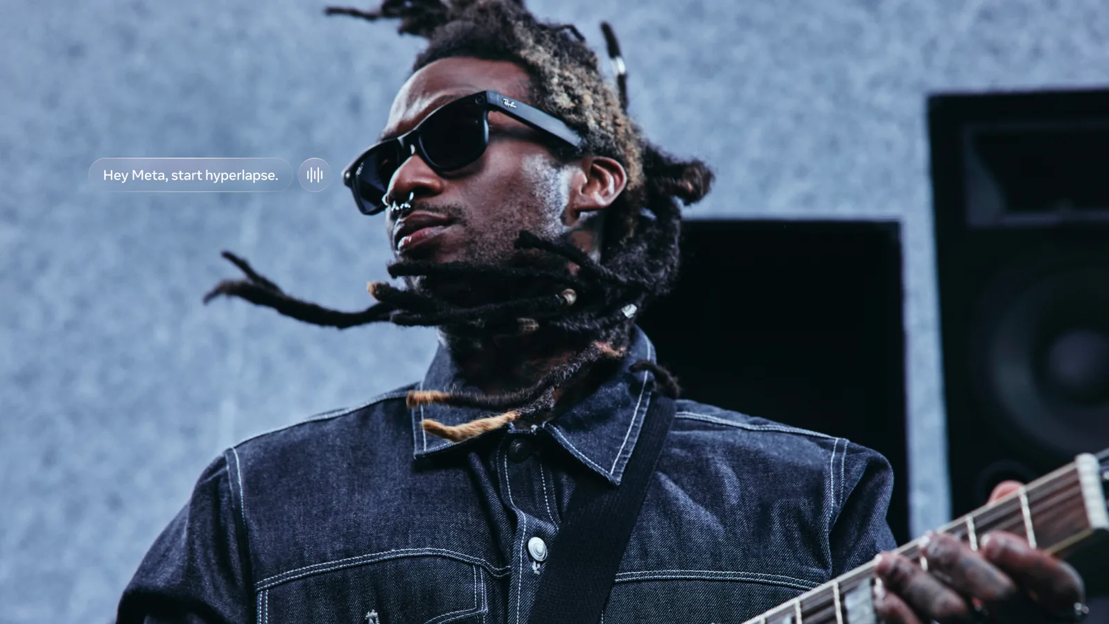 Un músico tocando la guitarra con unas gafas Ray-Ban Meta puestas