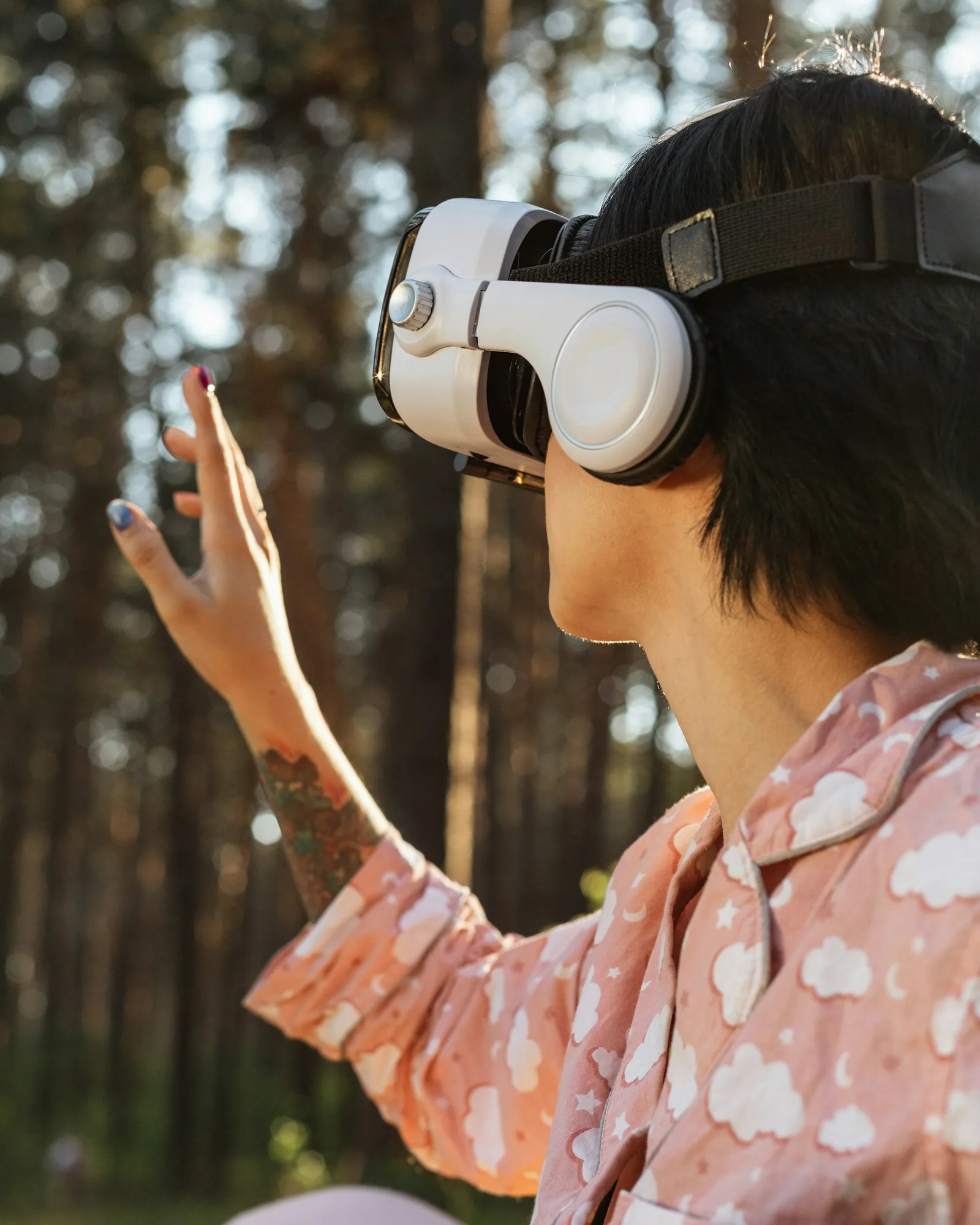 Una persona con unas gafas de realidad virtual
